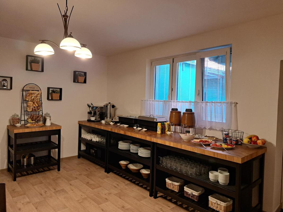 Kobylí Penzion A Pizzerie Na Zalozne מראה חיצוני תמונה