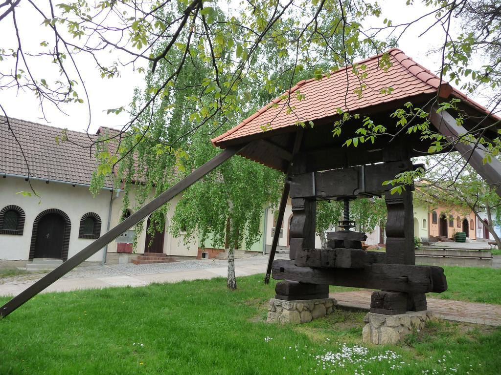 Kobylí Penzion A Pizzerie Na Zalozne מראה חיצוני תמונה